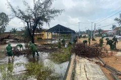 On November 24, the Dak Lak Border Guard Command continues deploying maximum forces and vehicles to the hardest-hit localities, working closely with Party Committees and administrations at all levels, as well as forces to assist residents in addressing post-flood consequences and stabilising their lives. (Photo: VietnamPlus)