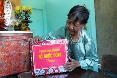 Gift from Deputy PM Ho Quoc Dung to a flood-hit family (Photo: VNA)