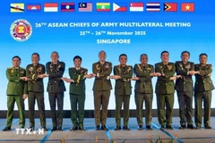 Sen. Lieut. Gen. Nguyen Van Nghia (fourth, from left), Deputy Chief of the General Staff of the Vietnam People's Army, and other officials at the 26th ASEAN Chiefs of Army Multilateral Meeting in Singapore. (Photo published by VNA)