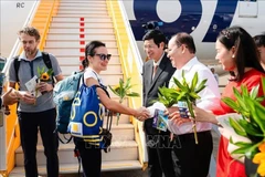Karolina Agnieszka Muskus is welcomed in Phu Quoc as the 20 millionth international visitor in Vietnam this year on December 15. (Photo: VNA)