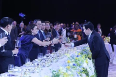 State President Luong Cuong (right) welcomes heads of delegations attending the signing ceremony of the Hanoi Convention at the banquet in Hanoi on October 25. (Photo: VNA)