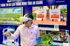 A tourist experiences virtual reality (VR) technology. (Photo: VNA)