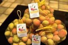 Hai Duong lychees are sold at a supermarket in Paris. (Photo: VNA)