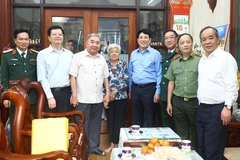 President Luong Cuong (fourth, right) and his entourage visit the family of Vo Dai Nhan and Vo Thi Van who are outstanding veteran revolutionaries in Long Xuyen city. (Photo: VNA)