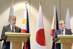 Philippine Foreign Secretary Enrique Manalo Enrique Manalo (right) and his Japanese counterpart Takeshi Iwaya at the news conference in Manila on January 15. (Photo: Kyodo/VNA)