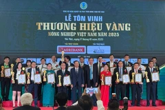 Representatives from brands that win the “Vietnam Golden Agricultural Brand Awards 2025.” (Photo: laodong.vn)