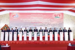 Party General Secretary To Lam (central) on January 28 attends the ground-breaking ceremony for the Truong Ha Boarding Primary and Secondary School in Truong Ha commune, the northern province of Cao Bang. (Photo: VNA)