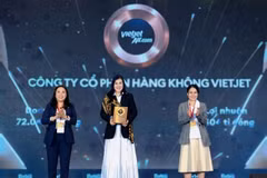 Vietjet Board of Directors member and Vice President and CFO Ho Ngoc Yen Phuong (centre) received the award. (Photo: Courtesy of Vietjet)