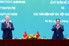 Prime Minister Pham Minh Chinh (right) and Chairman of the Cabinet of Ministers of the Kyrgyz Republic Adylbek Kasymaliev at the signing ceremony of the joint statement and agreements on March 6. (Photo: VNA)