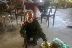 The poacher, Tran Van Binh, 57 years old, residing in Tan Nam hamlet, Tan Binh commune, Tan Bien district, was found with a homemade gun and three poached animals. (Photo: broadcast by VNA)