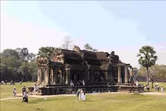 Tourists visit Angkor Archaeological Park in Siem Reap. (Photo: VNA)