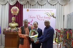 Shah Alam (first left) President of the Communist Party of Bangladesh (CPB), presents flowers to Ambassador Nguyen Manh Cuong at the Homeland Spring programme in Dhaka (Photo: VNA)