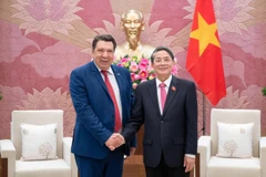 National Assembly Vice Chairman Nguyen Duc Hai (R) and Gabriel Petridis, Honorary Consul of Vietnam in Greece’s Piraeus and chairperson of the Aries Energy & Transport Corp., at their meeting in Hanoi on November 10. (Photo: quochoi.vn)