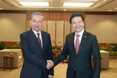 Party General Secretary To Lam (L) and Singaporean Prime Minister Lawrence Wong at their meeting on March 12. (Photo: VNA)