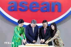 Party General Secretary To Lam (second, left) and his spouse, along with ASEAN Secretary-General Kao Kim Hourn and his spouse, participate in a cake-cutting ceremony to celebrate Vietnam’s 30th anniversary of joining ASEAN. (Photo: VNA)