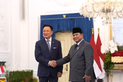 Indonesian President Prabowo Subianto (R) and Thai Prime Minister Anutin Charnvirakul meet in Jakarta on August 3. (Photo: VNA)