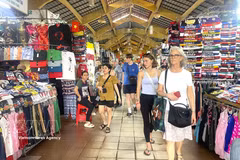 Tourists visit Ben Thanh market in Ho Chi Minh City. (Photo: VNA)