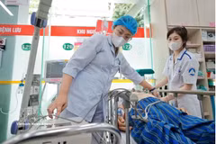 Medical staff provide services to patients (Illustrative photo: VNA)