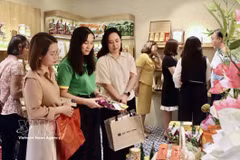 Visitors explore products showcased through social media platforms. (Photo: VNA)