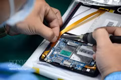 Manufacturing tablets at a company in Da Nang. (Illustrative photo: VNA)