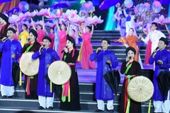 Artists perform Quan Ho (love duet) singing - a UNESCO Intangible Cultural Heritage of Humanity. (Photo: VNA)