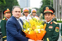 Minister of National Defence Gen. Phan Van Giang (R) welcomes Minister of Defence Industry of Azerbaijan Vugar Mustafayev on December 25. (Photo: qdnd.vn)