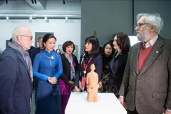 Madam Ngo Phuong Ly (second, left), spouse of General Secretary of the Communist Party of Vietnam Central Committee To Lam, visits the V.I.Surikov Moscow State Academy Art Institute. (Photo: VNA)