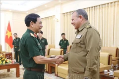 Minister of National Defence Gen. Phan Van Giang (L) and Chief of the Political Directorate of the Cuban Revolutionary Armed Forces Lieut. Gen Victor Leonardo Rojo Ramos (Photo: VNA)