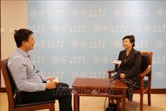 Liu Ying (R), a researcher at the Chongyang Institute of Financial Studies under the Renmin University of China, talks to the Vietnam News Agency's resident correspondent in Beijing. (Photo: VNA)