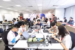 Participants receive hands-on training in network infrastructure deployment, network device connectivity and wireless network implementation, combining theory learning with practice under the guidance of instructors and experts from the Vietnam Internet Network Information Centre (VNNIC) and international organisations. (Photo: mst.gov.vn)