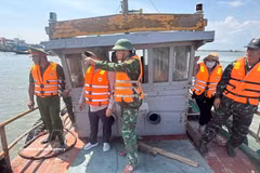 Authorities inspect a fishing boat in Ho Chi Minh City. (Photo: VNA)