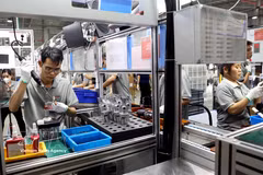 Workers manufacture products at Keystone Electrical Vietnam Co., Ltd. in the Lien Ha Thai industrial park. (Photo: VNA)