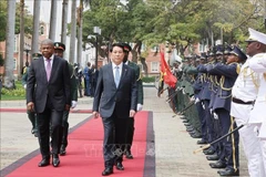 Angolan President João Manuel Gonçalves Lourenço (L) and Vietnamese State President Luong Cuong inspect the guards of honour. (Photo: VNA) 
