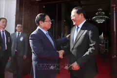 Prime Minister Pham Minh Chinh (left) meets with Lao Prime Minister Sonexay Siphandone in Vientiane on February 5. (Photo: VNA)