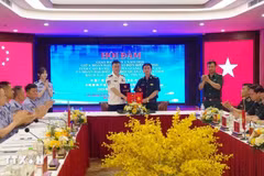The two sides exchange a memorandum of understanding at their meeting on April 15. (Photo: VNA)