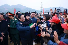 Prime Minister Pham Minh Chinh (second from left) meets with Lang Nu villagers. (Photo: VNA)