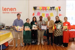 Representatives of the General Association of Vietnamese in Belgium (UGVB) present Vietnamese-language books to the Muntpunt Library. (Photo: VNA)