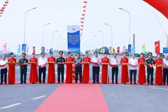 Prime Minister Pham Minh Chinh and delegates perform the ribbon-cutting ceremony to inaugurate the new Phong Chau bridge on National Highway 32C. (Photo: VNA)