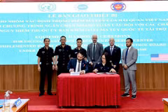 At the equipment handover ceremony for the Narcotics Targeting Centre of Vietnam Customs. (Photo: cand.com.vn)