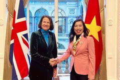 Deputy Minister of Foreign Affairs Le Thi Thu Hang (right) and Parliamentary Under-Secretary of State Catherine West. (Photo: The Ministry of Foreign Affairs)