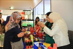 Algerian consumers learn about Vietnamese products at the event. (Photo: VNA)