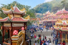 Ba Den Mountain in Tay Ninh offers pilgrimage, hiking and cloud hunting trips (Photo: tapchihuongsac.vn)
