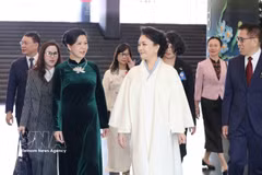 Madame Ngo Phuong Ly (left) and Prof. Peng Liyuan tour the National Centre for the Performing Arts of China. (Photo: VNA)