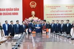 The Quang Ninh Department of Construction and the US-based Northeast Maritime Institute sign a MoU on strategic cooperation for the Con Ong – Hon Net port area and the Quang Ninh Maritime Initiative. (Photo: VNA)