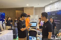 Visitors explore technology showcases at the exhibition held during the Da Nang Startup and Innovation Festival (SURF 2025). (Photo: VNA)
