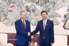 General Secretary of the Communist Party of Vietnam Central Committee and State President To Lam (L) receives Chen Gang, member of the Communist Party of China Central Committee, Secretary of the CPC Committee and Chairman of the Standing Committee of the People’s Congress of the Guangxi Zhuang Autonomous Region (Photo: VNA)
