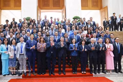 Prime Minister Le Minh Hung (C, first row) and representatives from 52 leading US enterprises (Photo: VNA)