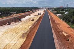 The new infrastructure system will not only meet immediate needs but also create new growth poles, helping reshape the economic landscape. (Photo: VNA)