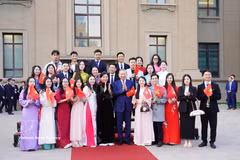 Vietnamese students in China pose for photo with Party General Secretary and State President To Lam and his spouse. (Photo: VNA)