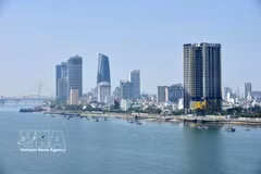 Many private businesses are investing in the service and real estate sectors in Da Nang city. (Photo: VNA)